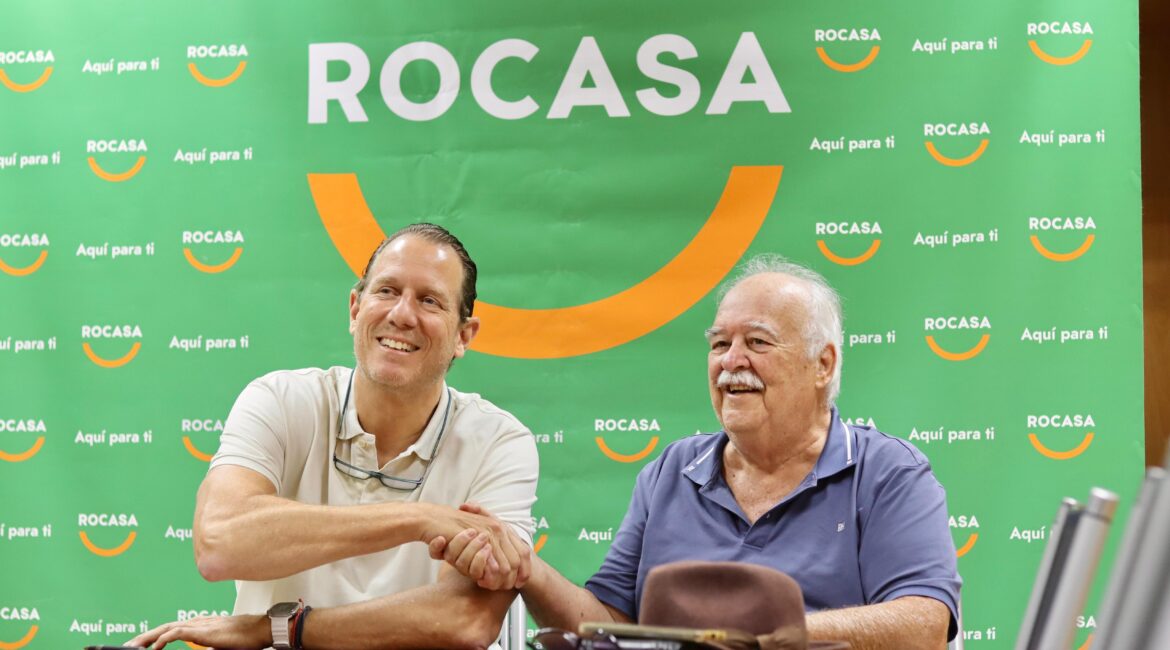 Luis Roca, director general de Rocasa, y Antonio Moreno, presidente del Club Balonmano Remudas, firman el acuerdo