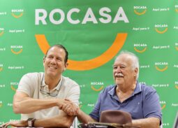 Luis Roca, director general de Rocasa, y Antonio Moreno, presidente del Club Balonmano Remudas, firman el acuerdo